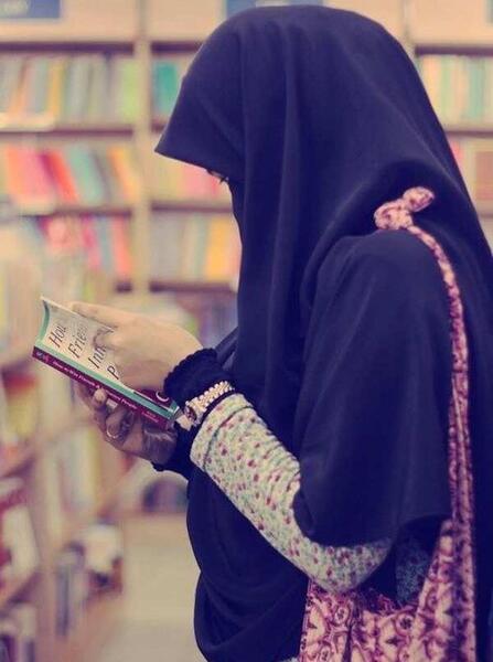 عکس دختر چادری در حال کتاب خواندن