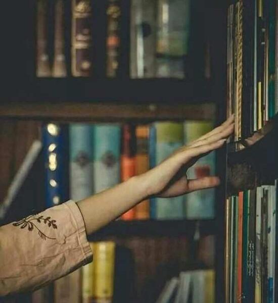 عکس دختر چادری در حال کتاب خواندن