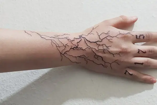 عکس خالکوبی روی دست فاطمه