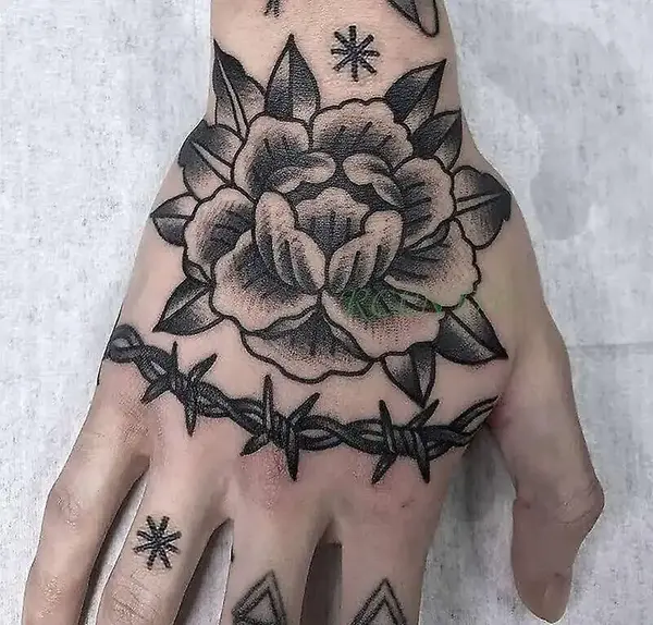 عکس خالکوبی روی دست فاطمه