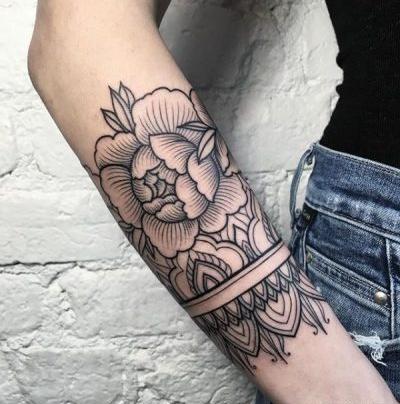 عکس خالکوبی روی دست فاطمه