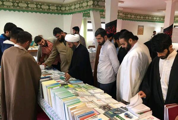 عکس نمایشگاه کتاب در مدارس