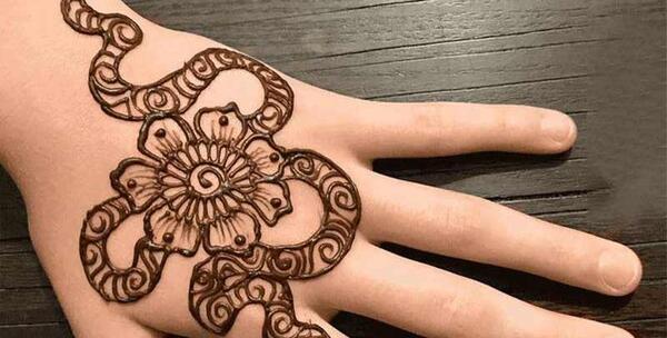 عکس نقش حنا روی دست عروس