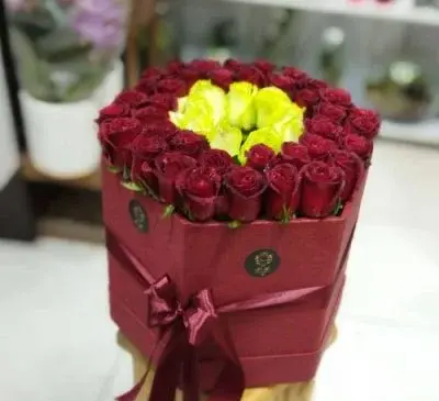 عکس گل رز زرد با زمینه مشکی