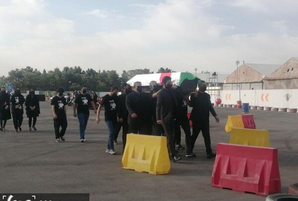 عکس رانندگی ارشا اقدسی در برنامه دست فرمون