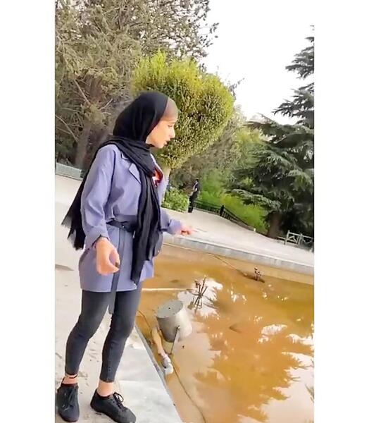 عکس نیکا فلاحی با کیف کمری