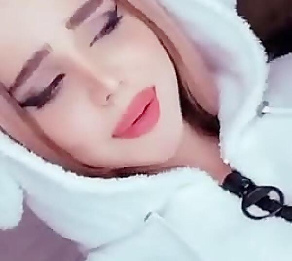 عکس نیکا فلاحی با کیف کمری