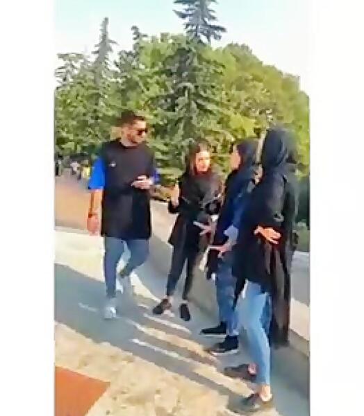 عکس نیکا فلاحی با کیف کمری