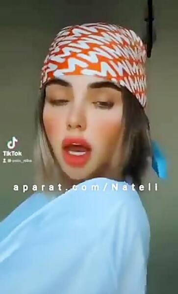 عکس نیکا فلاحی با کیف کمری
