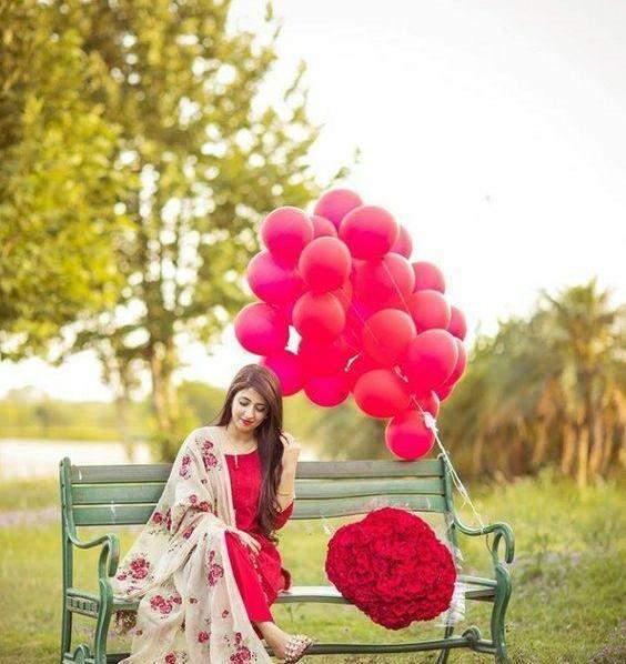 ژست عکس تولد دخترانه لاکچری در طبیعت