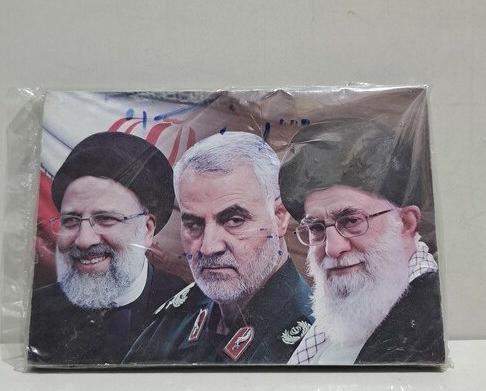 عکس رهبر و رئیسی و حاج قاسم