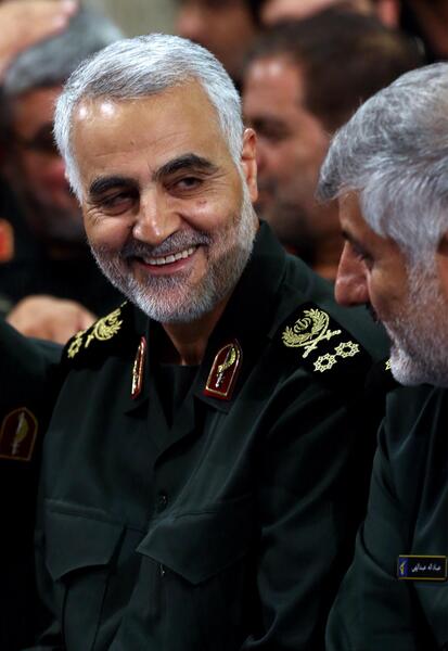 عکس حاج قاسم سلیمانی با لباس خادمی