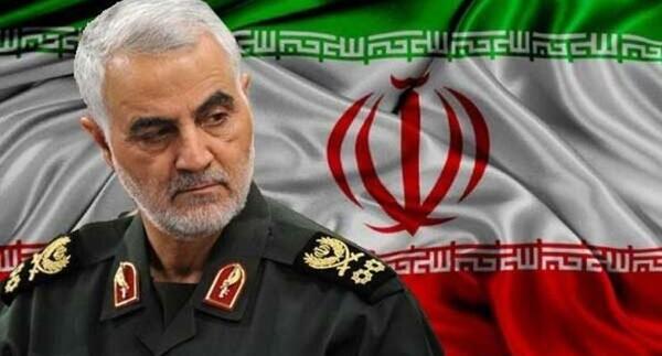 عکس حاج قاسم سلیمانی با لباس خادمی