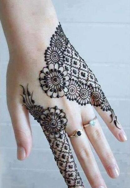 عکس حنا روی دست با حرف m