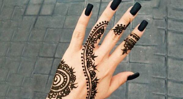 عکس حنا روی دست با حرف m