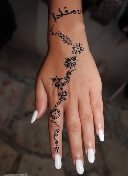 عکس حنا روی دست با حرف m