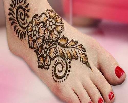 عکس حنا روی دست با حرف m