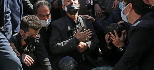 عکس همسر ازاده نامداری در مراسم خاکسپاری