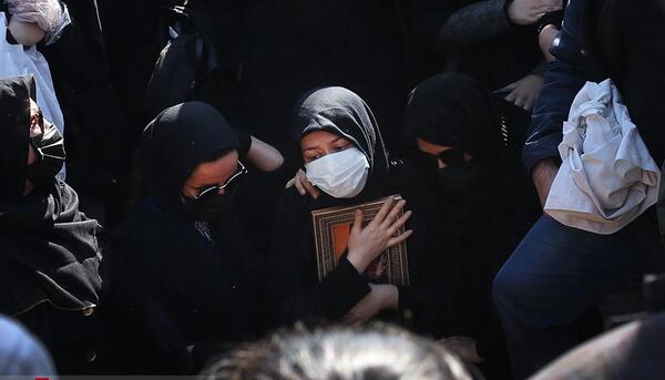 عکس همسر ازاده نامداری در مراسم خاکسپاری