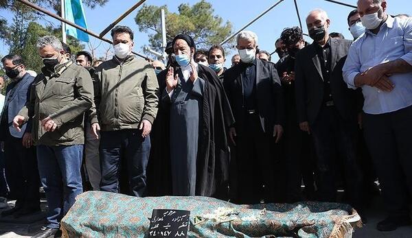 عکس همسر ازاده نامداری در مراسم خاکسپاری