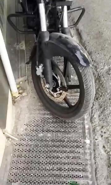 عکس مهراب خسته صدا و زنش