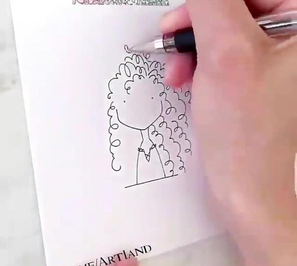 عکس نقاشی دختر مو فرفری