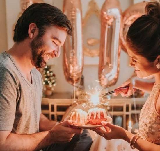 ژست عکس گرفتن با کیک تولد در طبیعت