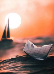 عکس دریا و قایق در شب