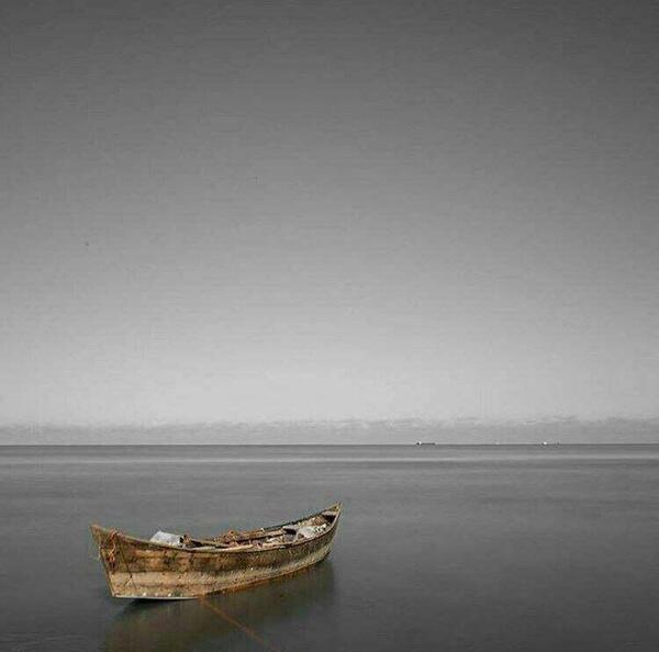 عکس دریا و قایق در شب