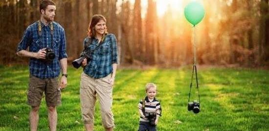 ژست عکس تولد خانوادگی در طبیعت