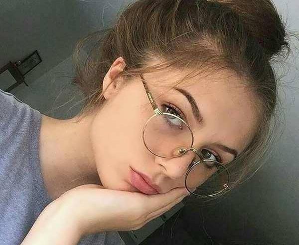 ژست عکس دخترانه با عینک