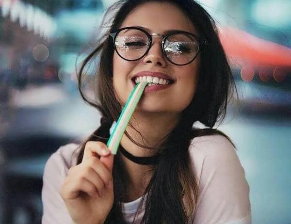 ژست عکس دخترانه با عینک