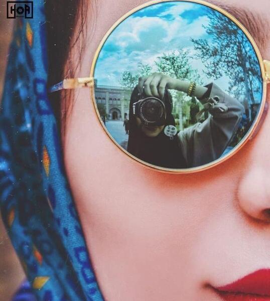 ژست عکس دخترانه با عینک