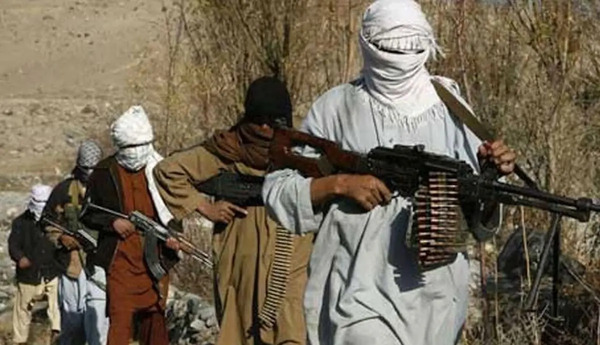 عکس یادگاری طالبان در دفتر احمدشاه مسعود