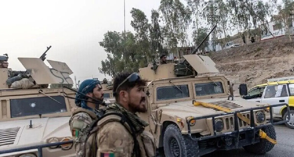 عکس یادگاری طالبان در دفتر احمدشاه مسعود