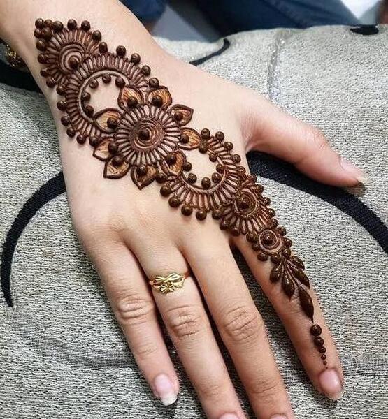عکس تزیین حنا روی دست