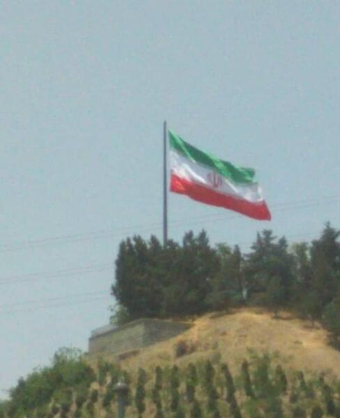 عکس الله در وسط پرچم