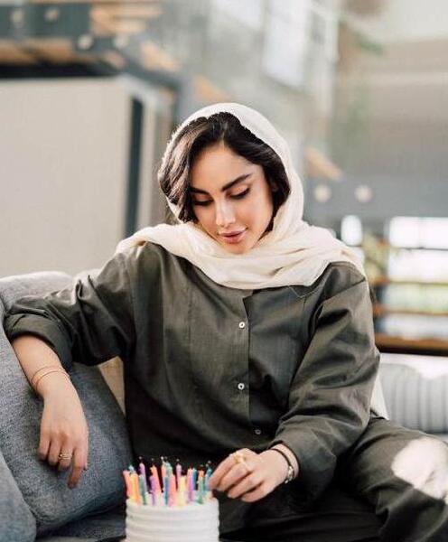 ژست عکس تولد کافه