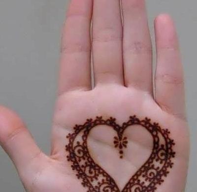 عکس حنا روی دست خیلی ساده