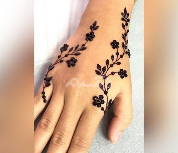 عکس حنا روی دست خیلی ساده