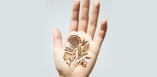 عکس حنا روی دست خیلی ساده