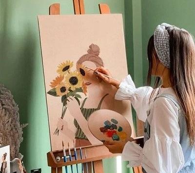 عکس در حال نقاشی