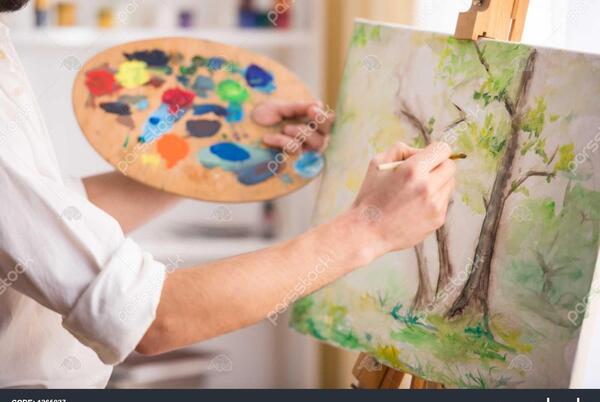 عکس در حال نقاشی