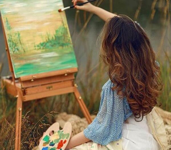 عکس در حال نقاشی