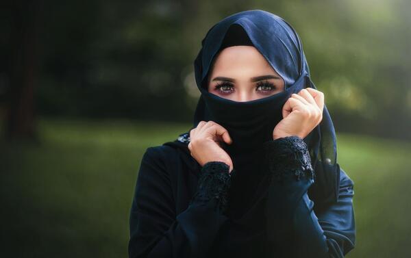 عکس دختر با حجاب ناراحت