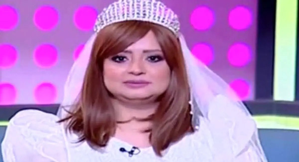 عکس مجری زن در برنامه زنده