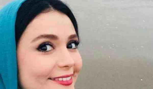 عکس مجری زن در برنامه زنده