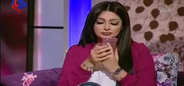 عکس مجری زن در برنامه زنده