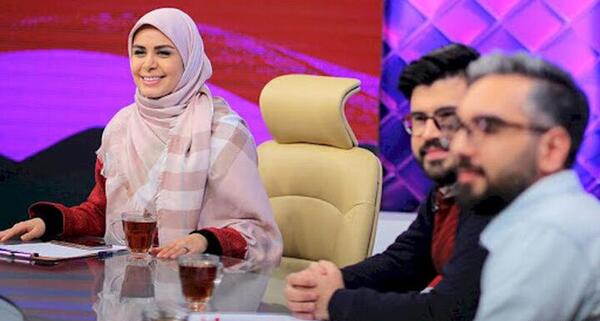عکس مجری زن در برنامه زنده