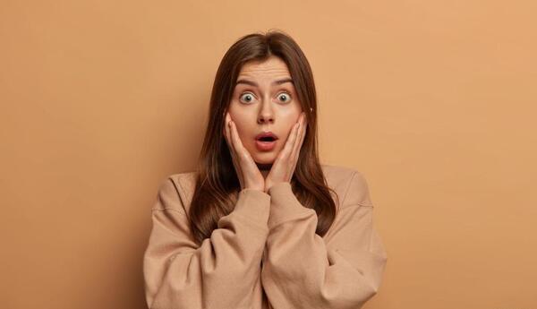 عکس مجری زن در برنامه زنده